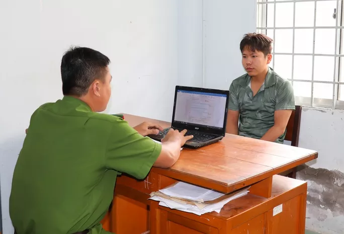 Tin nong 28/9: Be trai 2 tuoi bi bo lai tren pho Ha Noi luc rang sang-Hinh-3