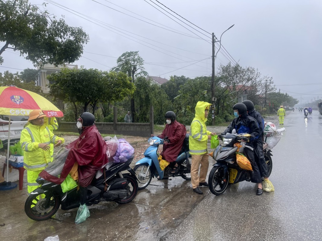 CSGT doi mua tiep suc nguoi dan tro lai thanh pho sau Tet-Hinh-2