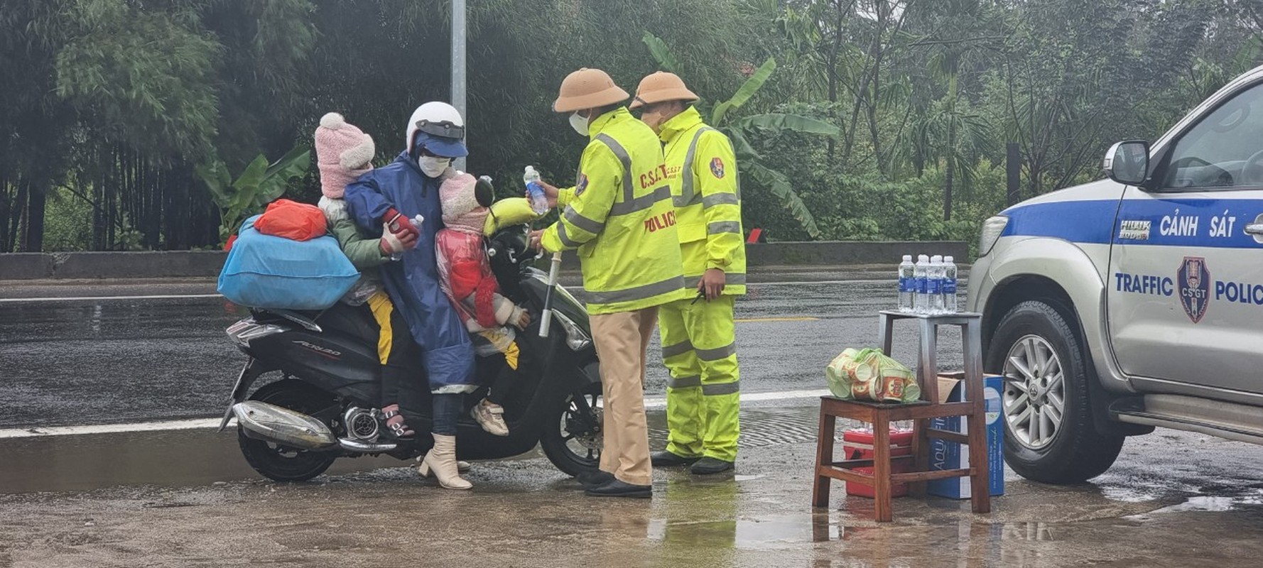 CSGT doi mua tiep suc nguoi dan tro lai thanh pho sau Tet-Hinh-7