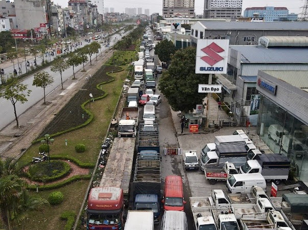 Hang tram xe xep hang tai TT dang kiem 29-08D truoc khi bi kham xet-Hinh-4