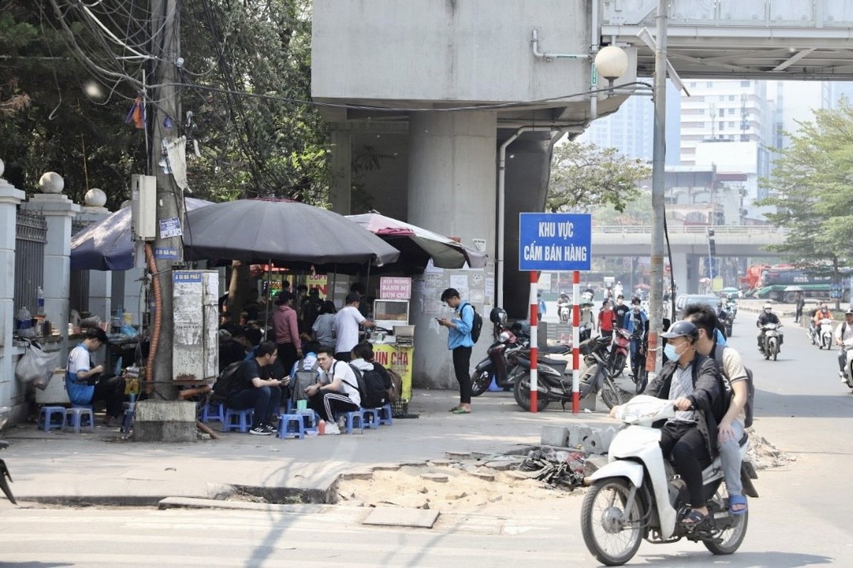 Nhung hinh anh nhech nhac tren tuyen duong sat Nhon - Ga Ha Noi-Hinh-2