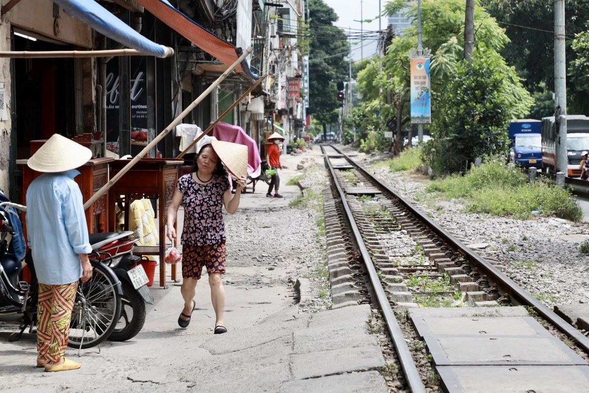 Can canh nhung loi di tu mo nguy hiem tren duong sat-Hinh-10