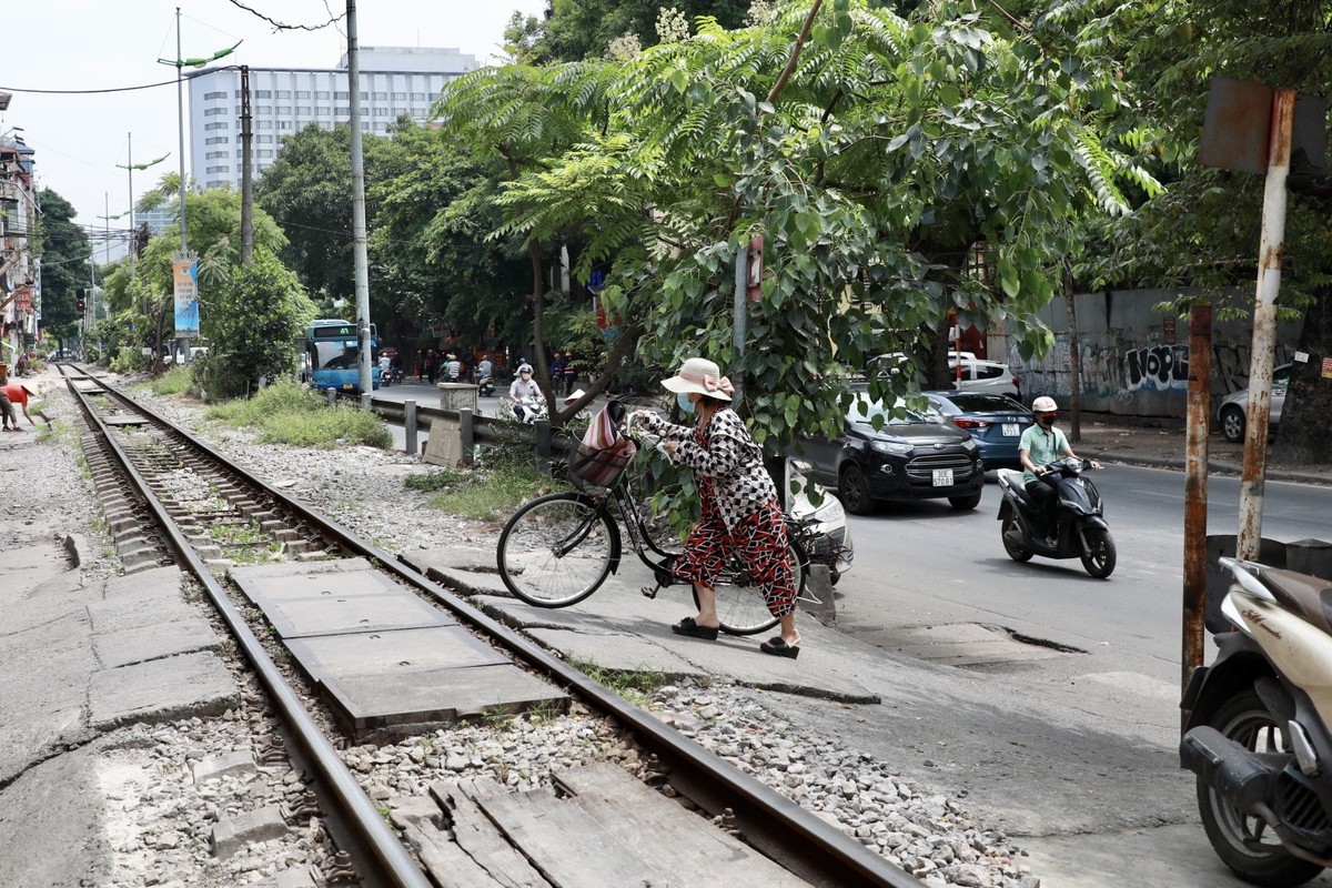 Can canh nhung loi di tu mo nguy hiem tren duong sat-Hinh-3