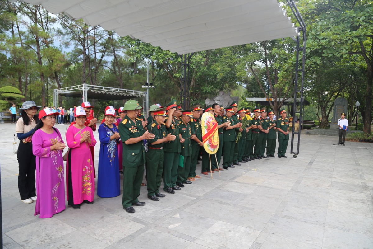 Thang 7 tri an, ve noi hang van liet si an nghi o Quang Tri-Hinh-4