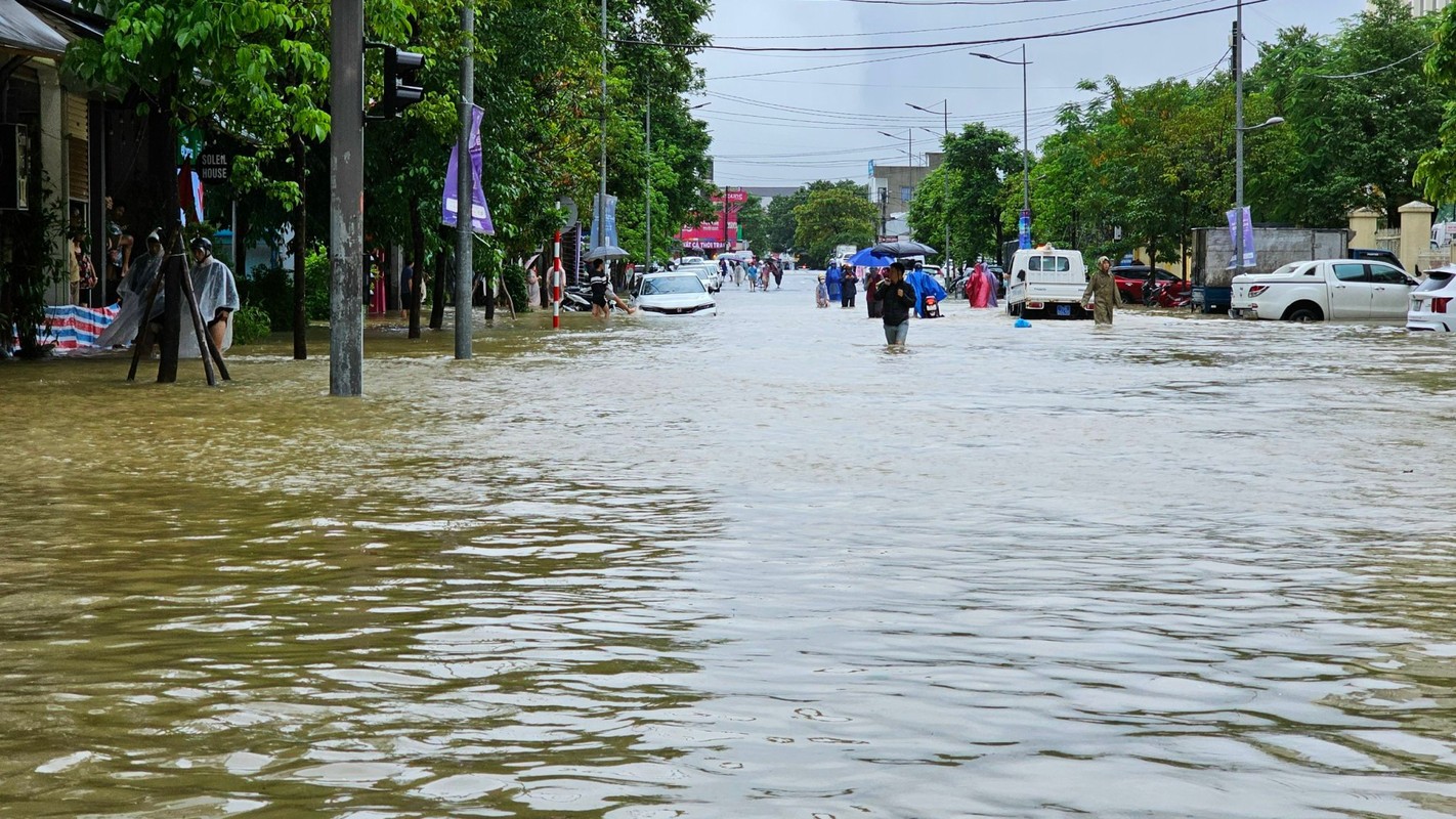 Mua trang troi o Hue, duong bien thanh song, nguoi dan di lai bang thuyen-Hinh-8