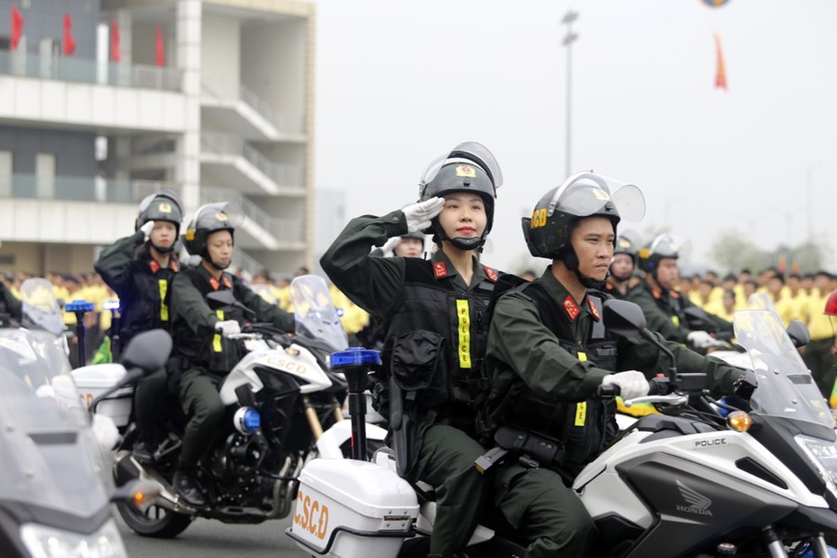 Ngam nhung bong hong ban linh cua luc luong Canh sat co dong-Hinh-11