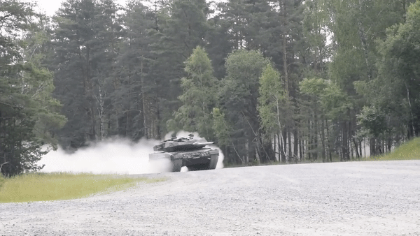 View - 	Nga bắt sống xe tăng Leopard 2A6, kéo từ tiền tuyến về hậu phương