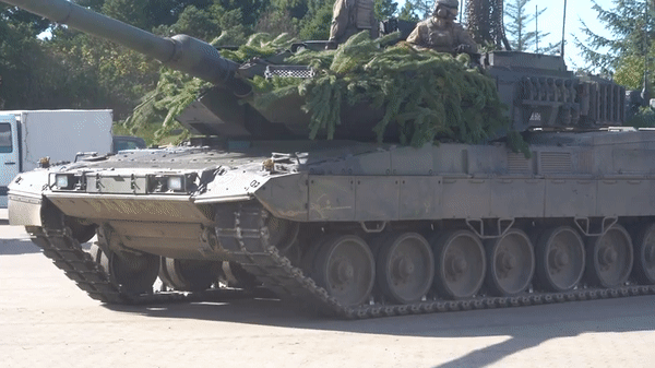 View - 	Nga bắt sống xe tăng Leopard 2A6, kéo từ tiền tuyến về hậu phương
