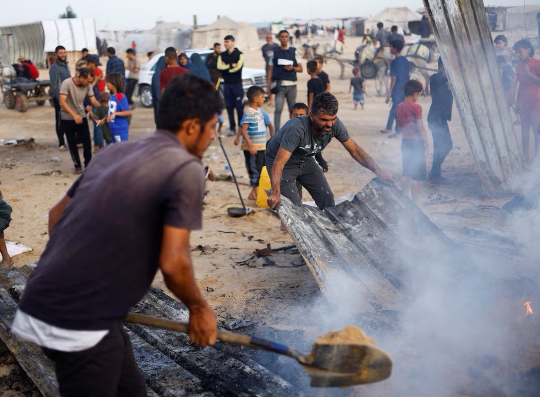 View - 	Cảnh tan hoang ở trại tị nạn Rafah sau vụ không kích của Israel