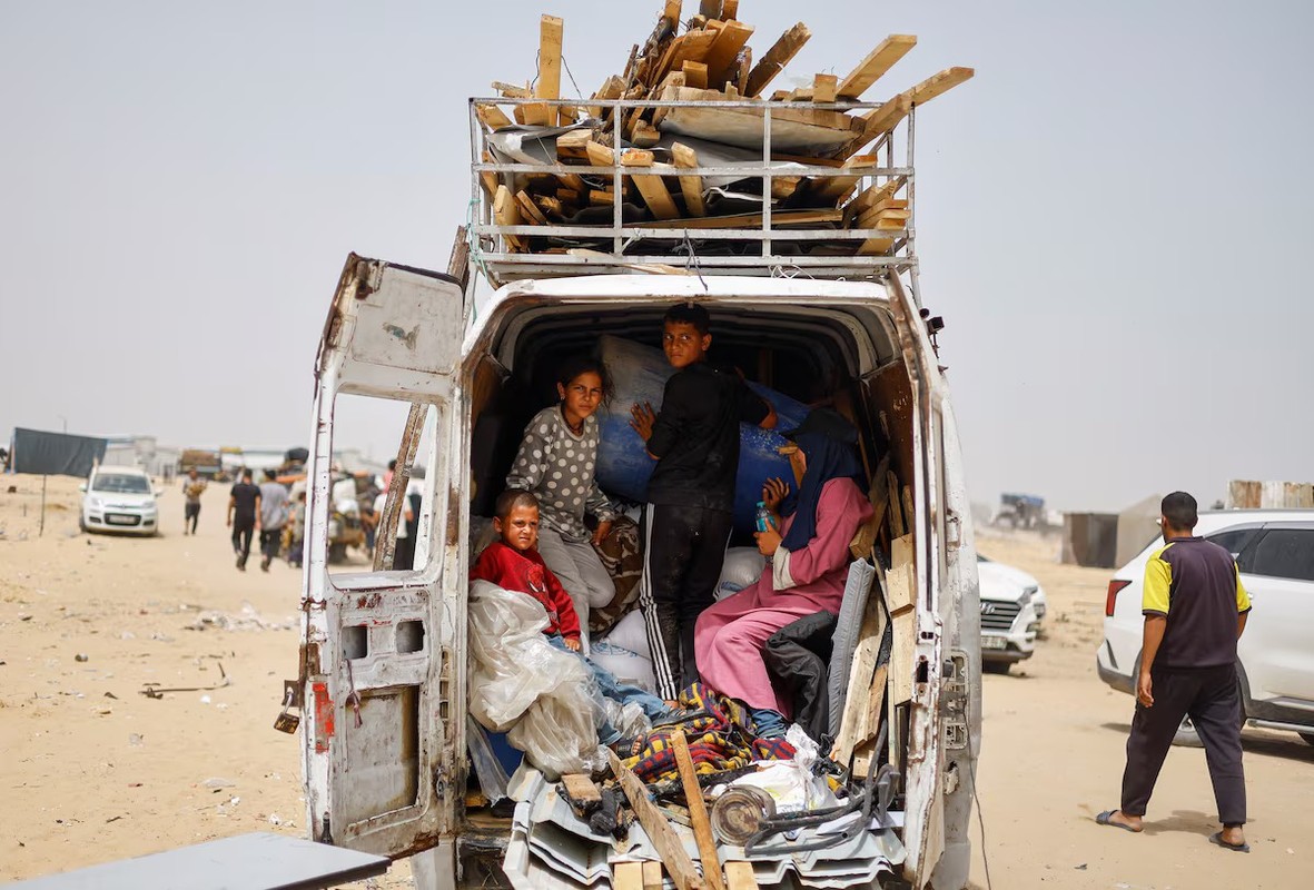 View - 	Cảnh tan hoang ở trại tị nạn Rafah sau vụ không kích của Israel