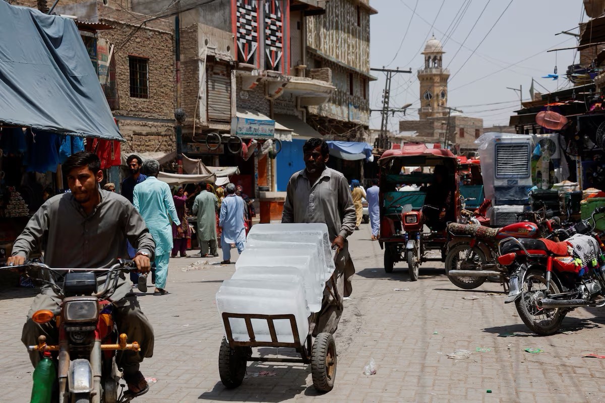 View - 	Cảnh người dân Pakistan vật lộn với cái nóng thiêu đốt 52 độ C