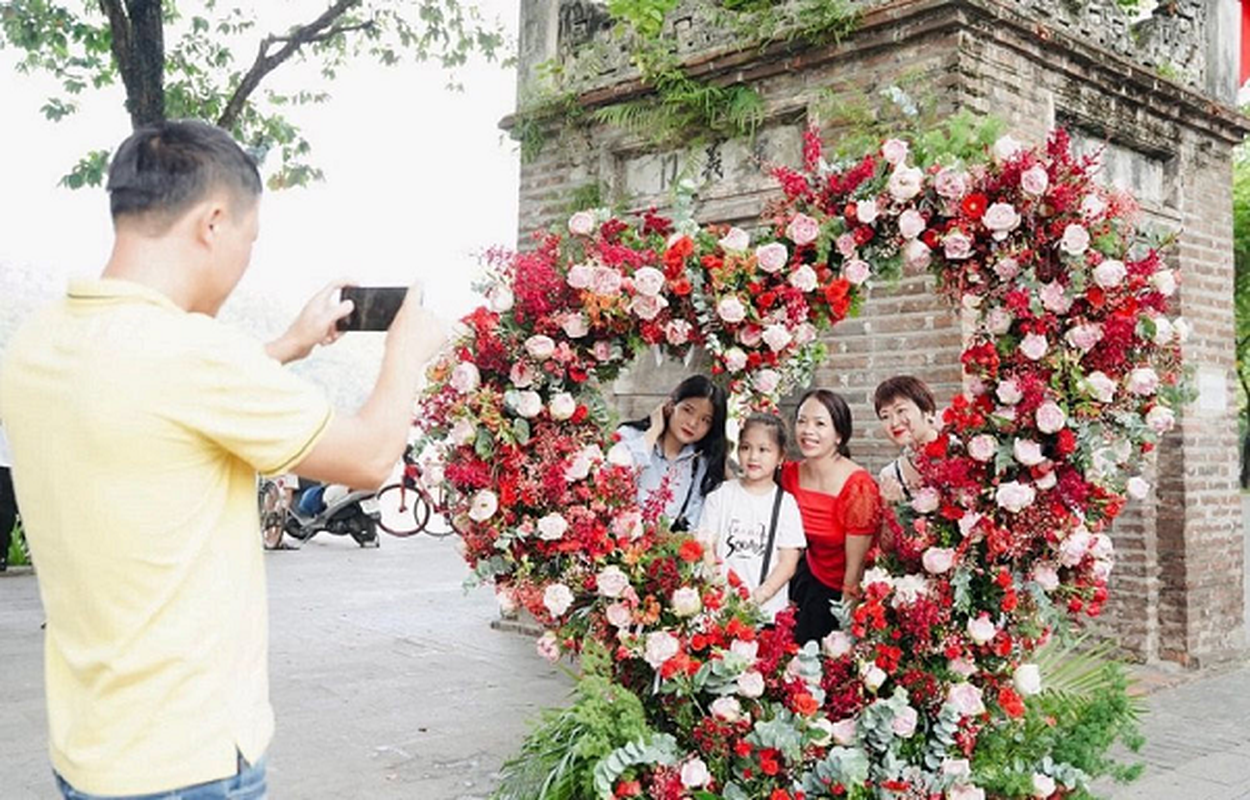 Trai tim hoa sen quanh ho Guom thu hut dong du khach-Hinh-8