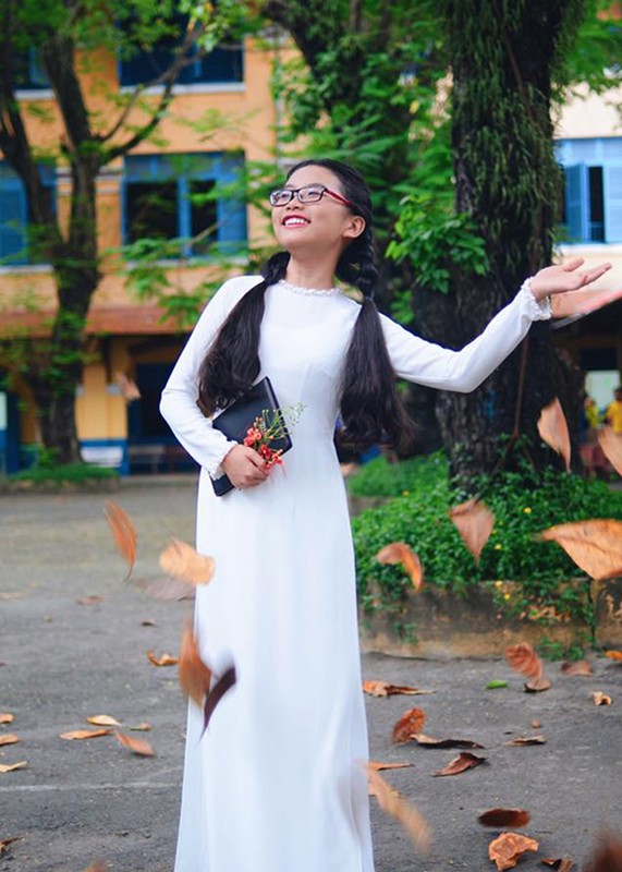 Phuong My Chi ra dang thieu nu trong ta ao dai trang-Hinh-4