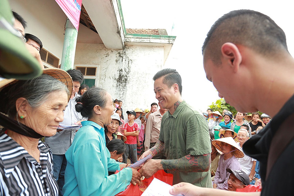 Tuan Hung va Phan Anh trao qua cho ngu dan Quang Binh-Hinh-7