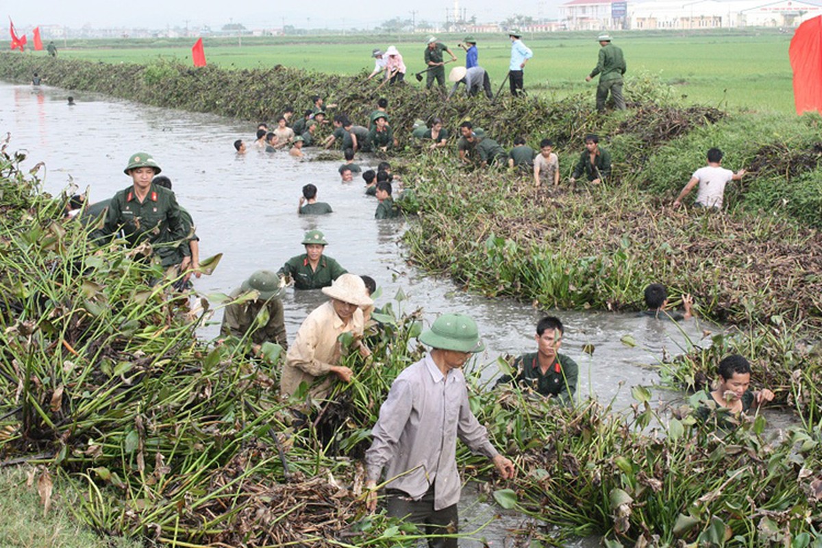 Bat ngo truoc canh huan luyen si quan chinh tri Viet Nam-Hinh-13