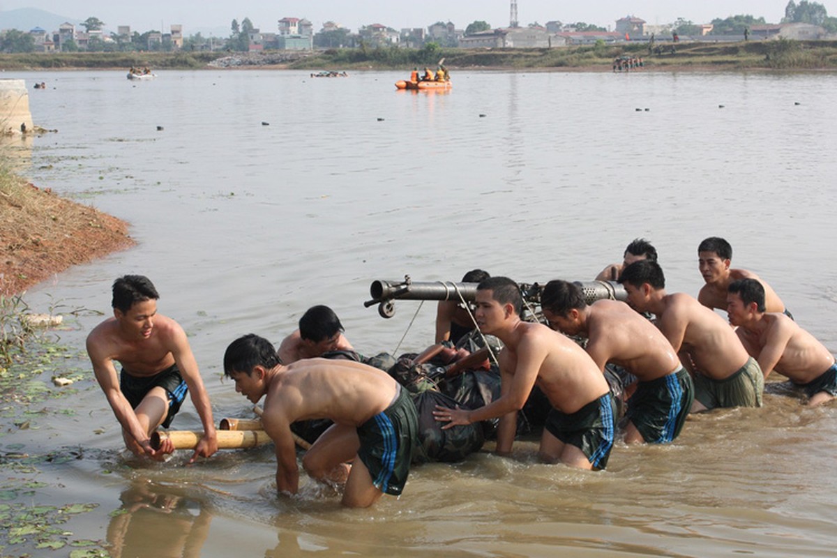 Bat ngo truoc canh huan luyen si quan chinh tri Viet Nam-Hinh-3