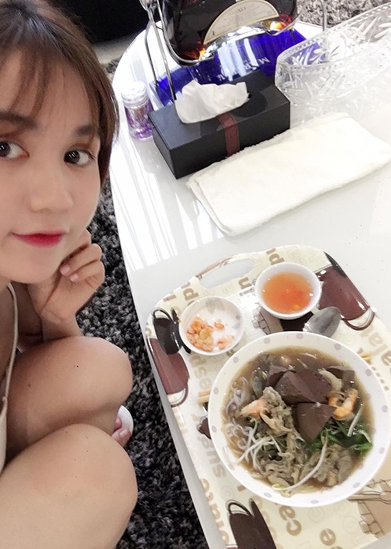 Ngoc Trinh khoe anh duoc me ke cham soc chu dao-Hinh-4