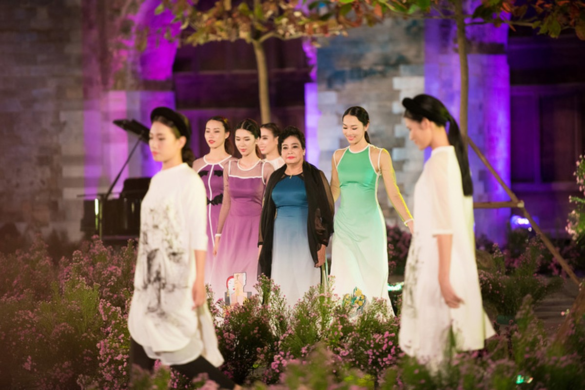 Loat nghe si gao coi dien ao dai trinh dien thoi trang-Hinh-10