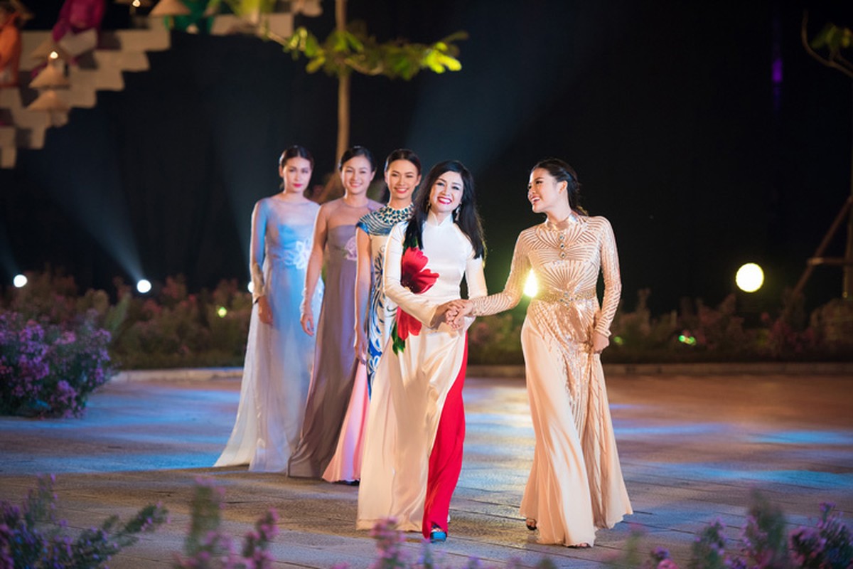 Loat nghe si gao coi dien ao dai trinh dien thoi trang-Hinh-5