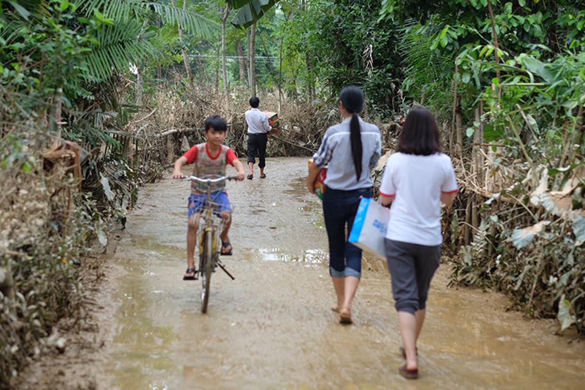 Ngoc Han bi bom loi nuoc den voi ba con Ha Tinh-Hinh-5