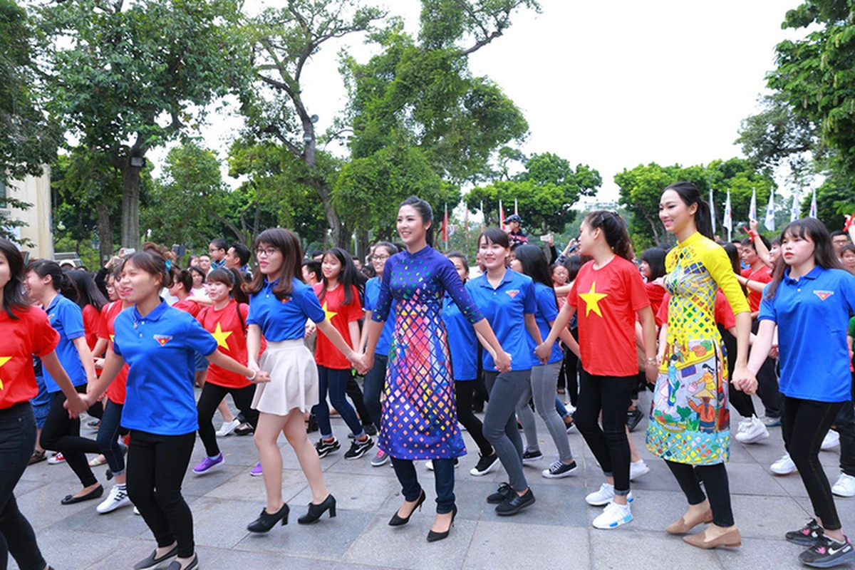 HH Do My Linh dien ao dai nhay flashmob o Ho Guom-Hinh-4