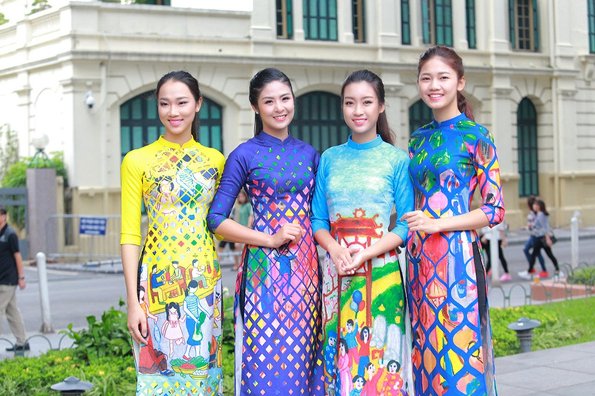 HH Do My Linh dien ao dai nhay flashmob o Ho Guom