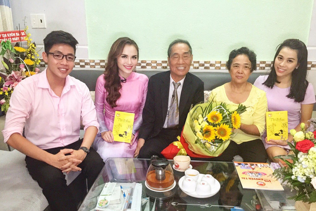 Hoa hau Diem Huong vui mung gap go thay Nguyen Ngoc Ky-Hinh-2