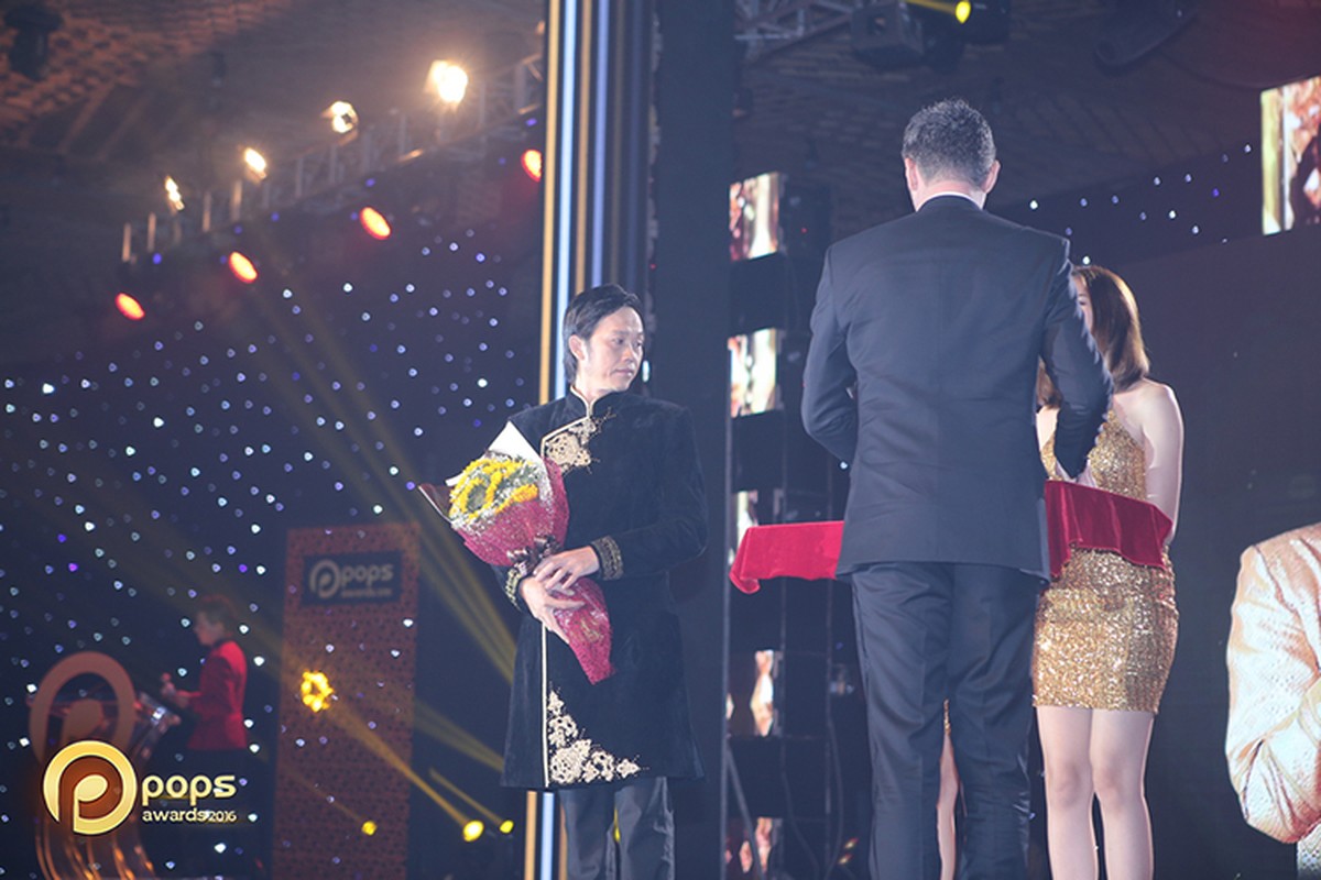 Hoai Linh xuc dong nhan giai thuong POPS Awards 2016-Hinh-3