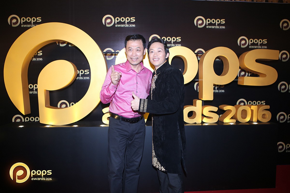Hoai Linh xuc dong nhan giai thuong POPS Awards 2016-Hinh-5