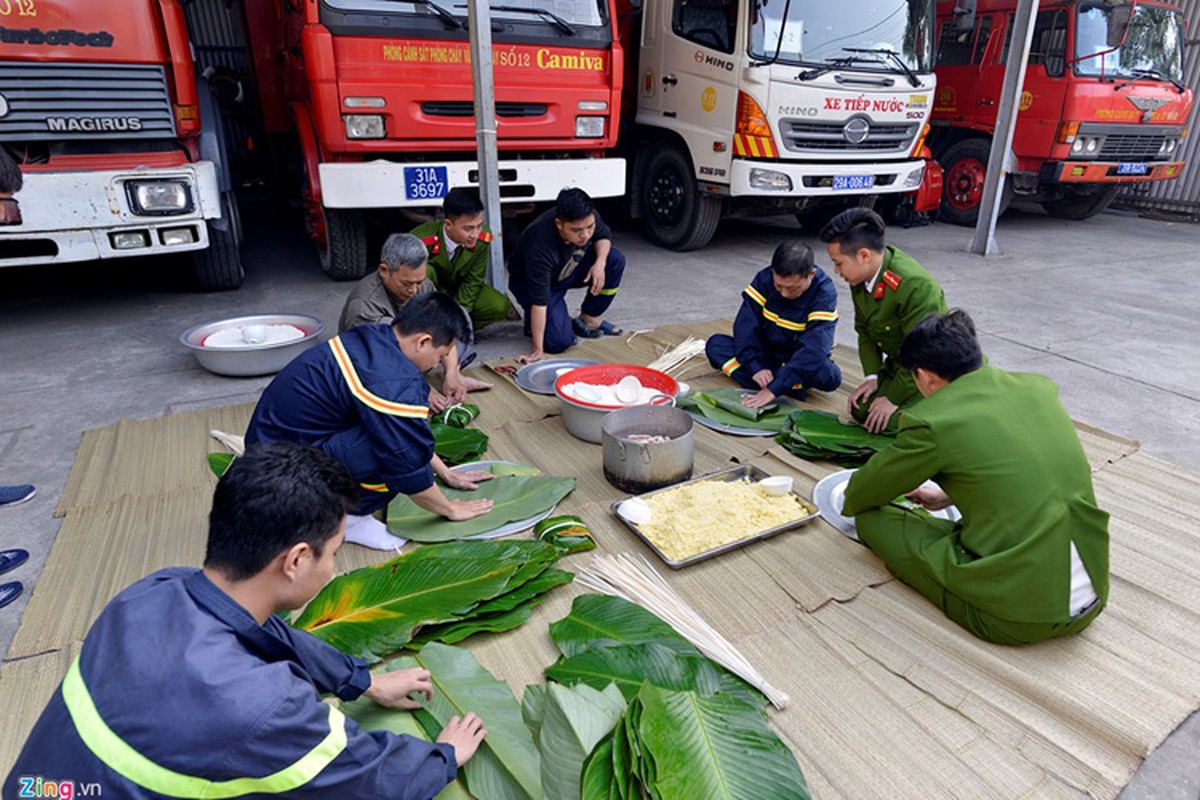 Anh: Linh cuu hoa mo lon, goi banh chung don Tet