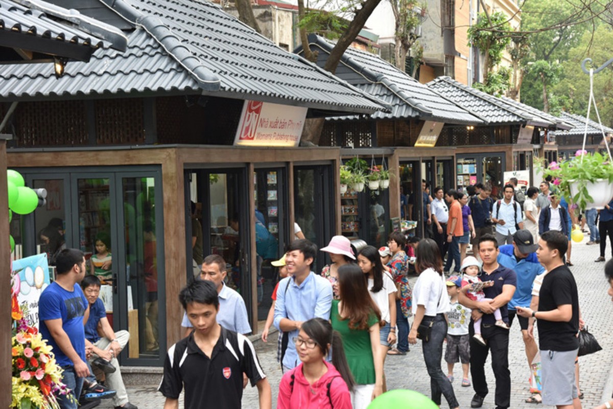 Pho sach Ha Noi thu hut nguoi dan ngay ngay dau khai truong-Hinh-7