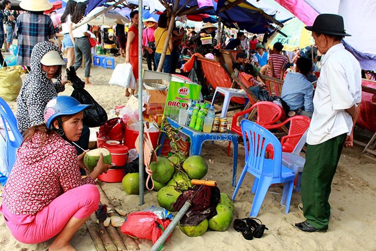 Bien Sam Son dong dac, khach Ha Noi quay xe bo ve-Hinh-12