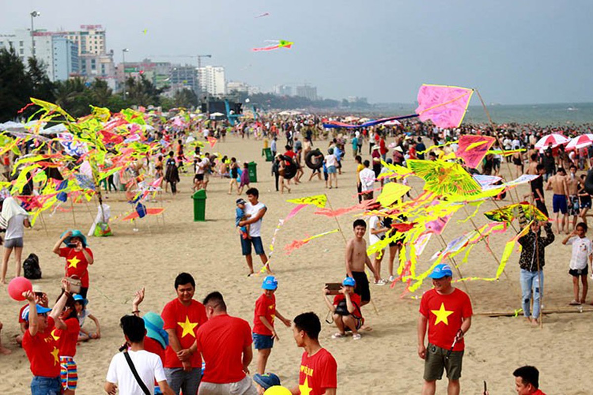 Bien Sam Son dong dac, khach Ha Noi quay xe bo ve-Hinh-2