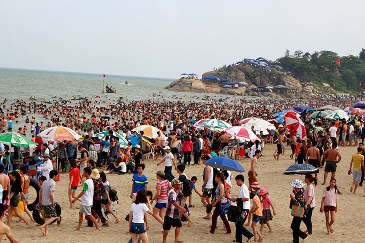 Bien Sam Son dong dac, khach Ha Noi quay xe bo ve-Hinh-3