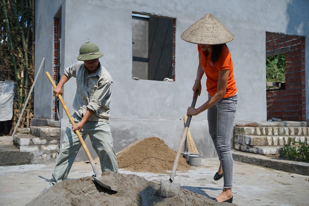 Hoa hau Pham Huong xuc dong cung nung tre nho-Hinh-9