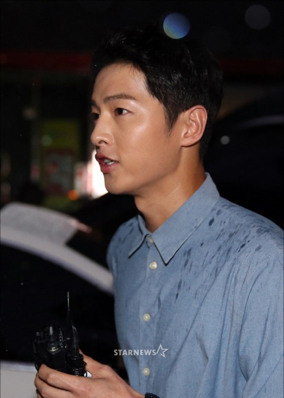 Song Joong Ki doi mua di quang ba phim sau tin dam cuoi-Hinh-3