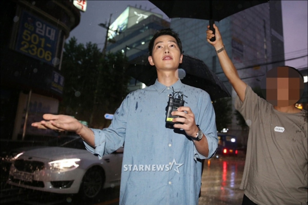 Song Joong Ki doi mua di quang ba phim sau tin dam cuoi-Hinh-4