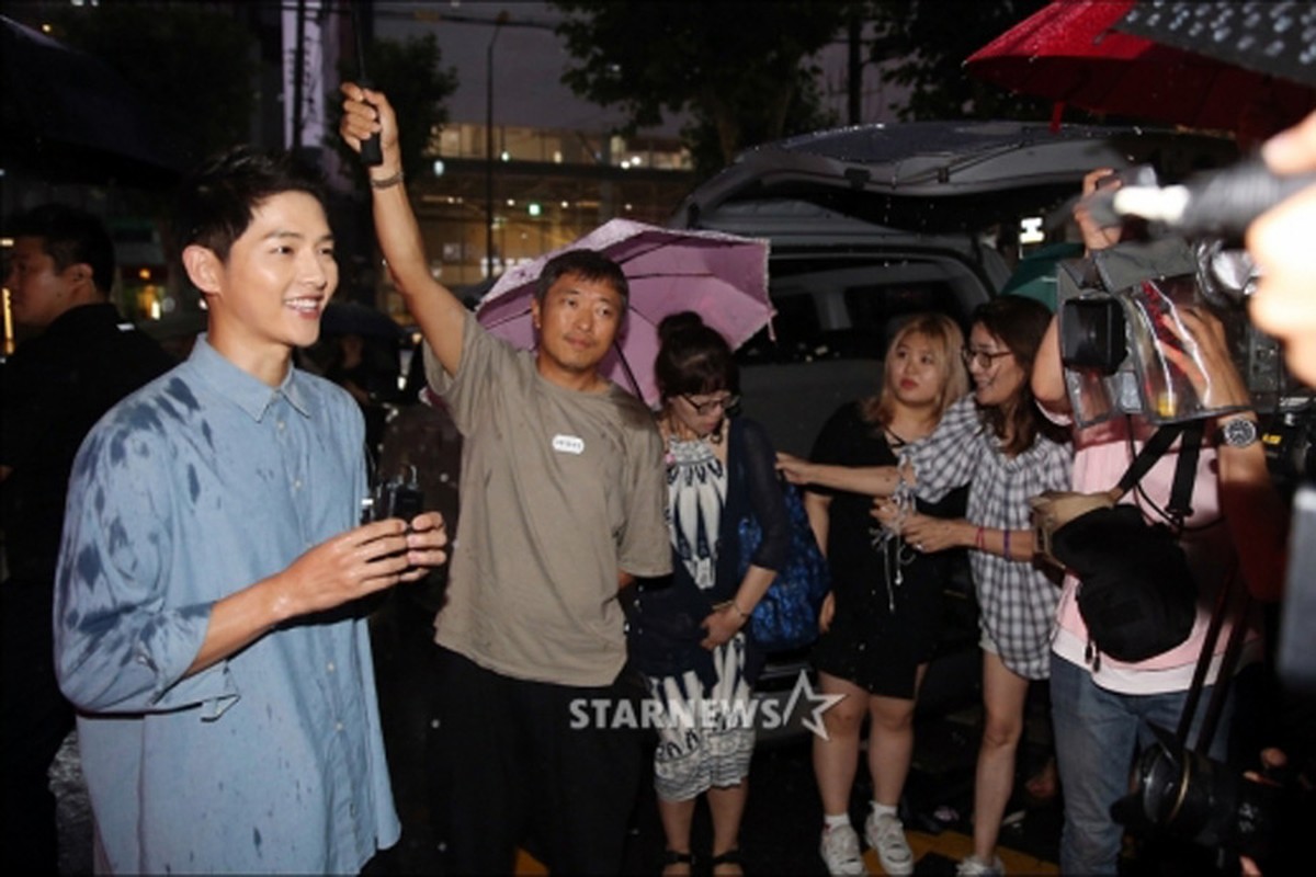 Song Joong Ki doi mua di quang ba phim sau tin dam cuoi-Hinh-7