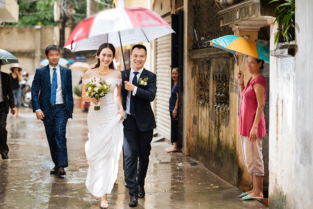 A hau Van Quynh rang ro trong dam cuoi giua troi mua