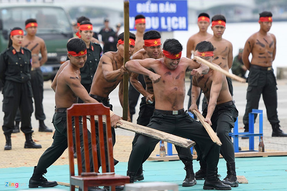 Vo thuat dieu luyen cua nu canh sat co dong chuan bi bao ve APEC-Hinh-14