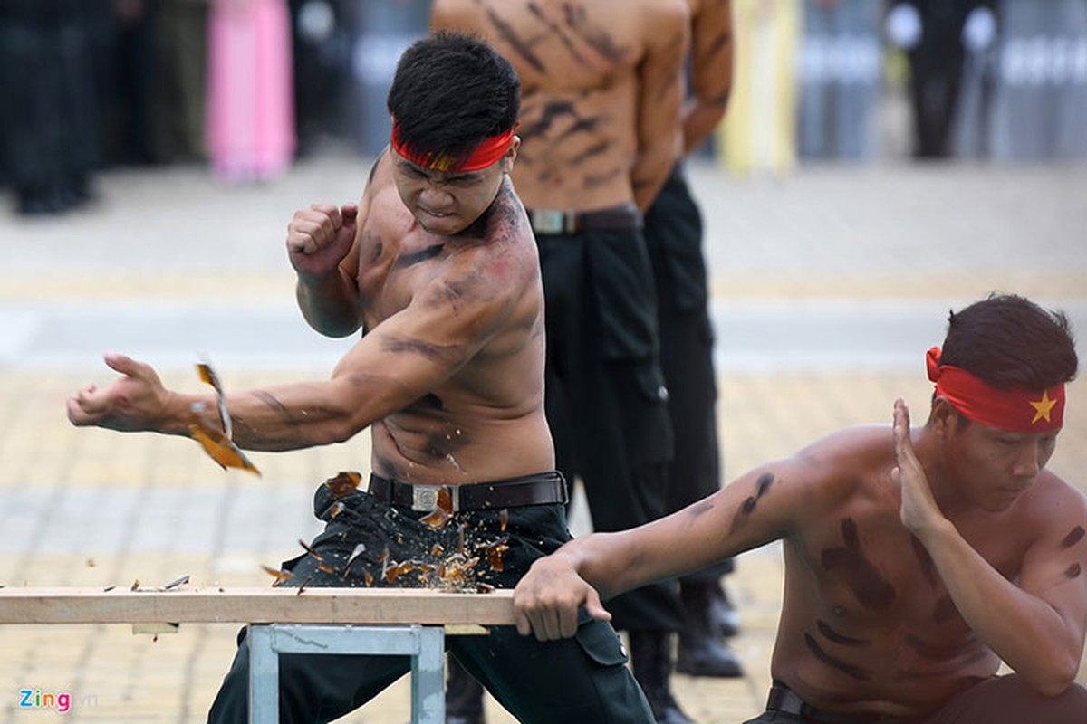 Vo thuat dieu luyen cua nu canh sat co dong chuan bi bao ve APEC-Hinh-15