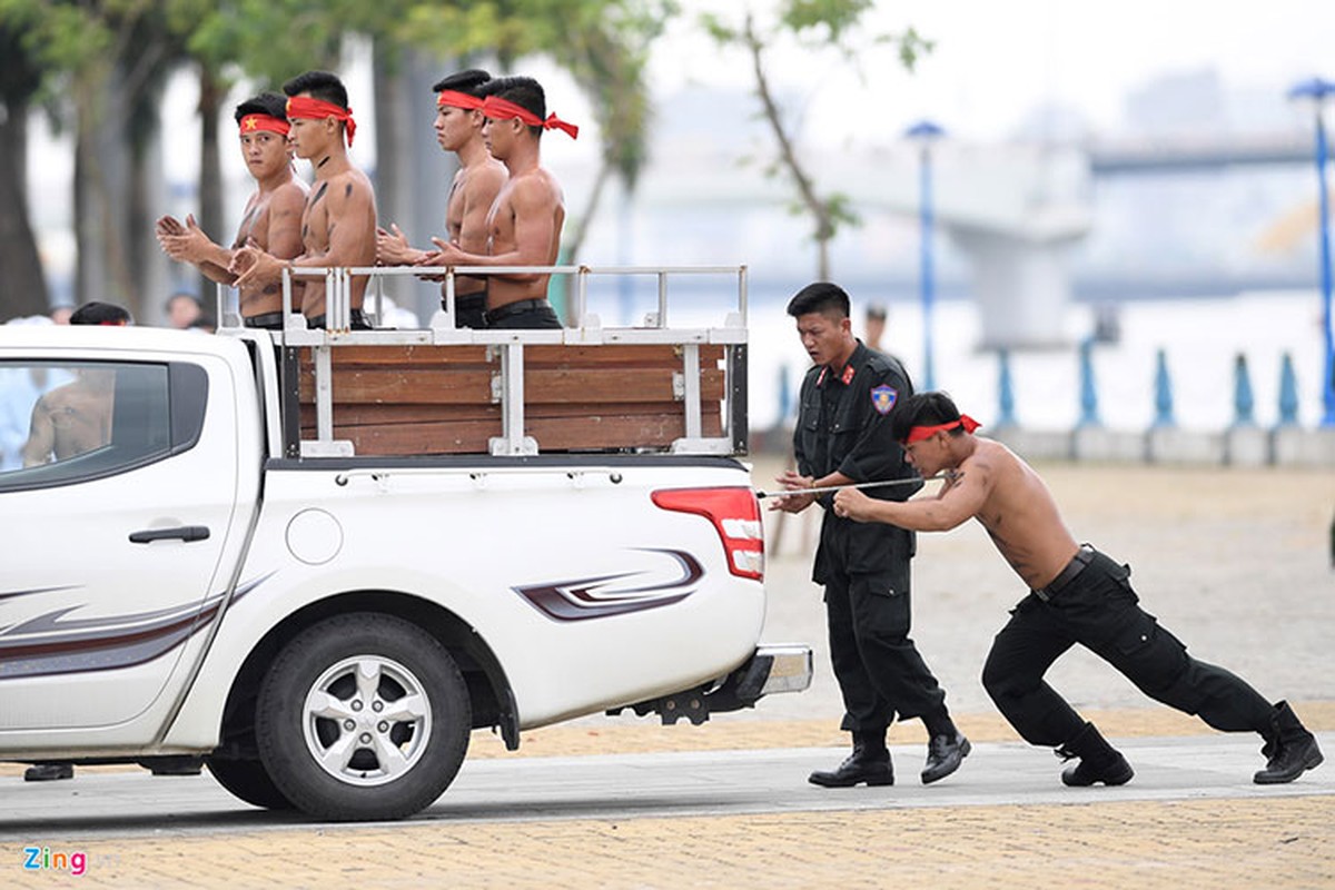 Vo thuat dieu luyen cua nu canh sat co dong chuan bi bao ve APEC-Hinh-16