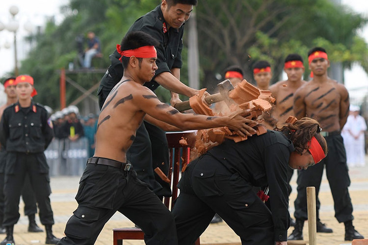 Vo thuat dieu luyen cua nu canh sat co dong chuan bi bao ve APEC-Hinh-7