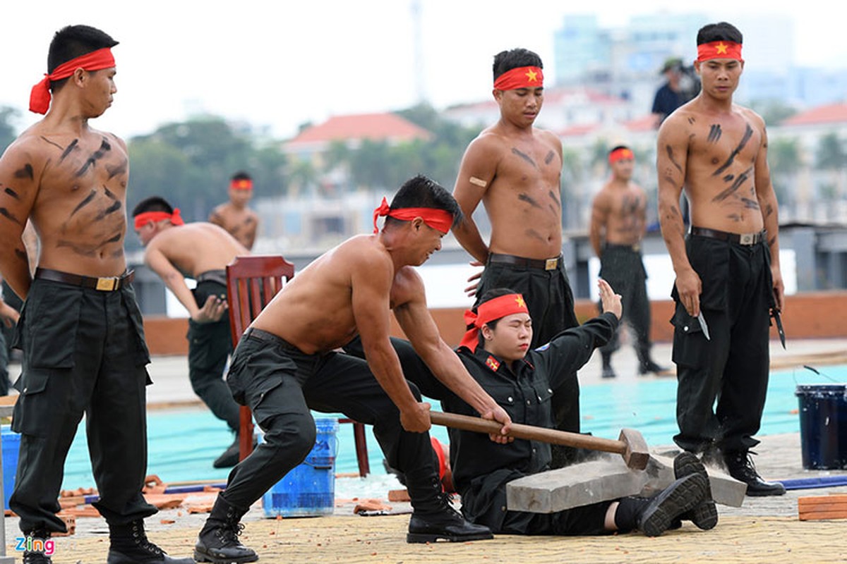 Vo thuat dieu luyen cua nu canh sat co dong chuan bi bao ve APEC-Hinh-9