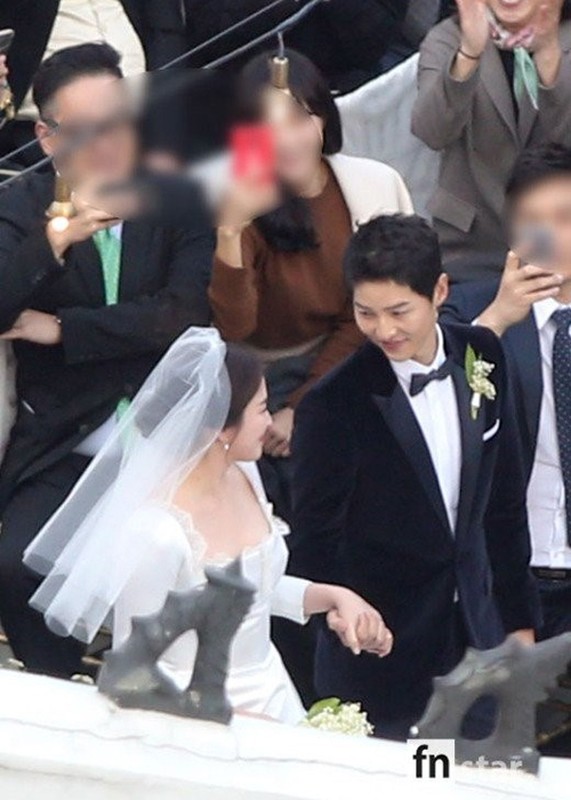 Song Joong Ki khoa moi Song Hye Kyo trong dam cuoi-Hinh-2