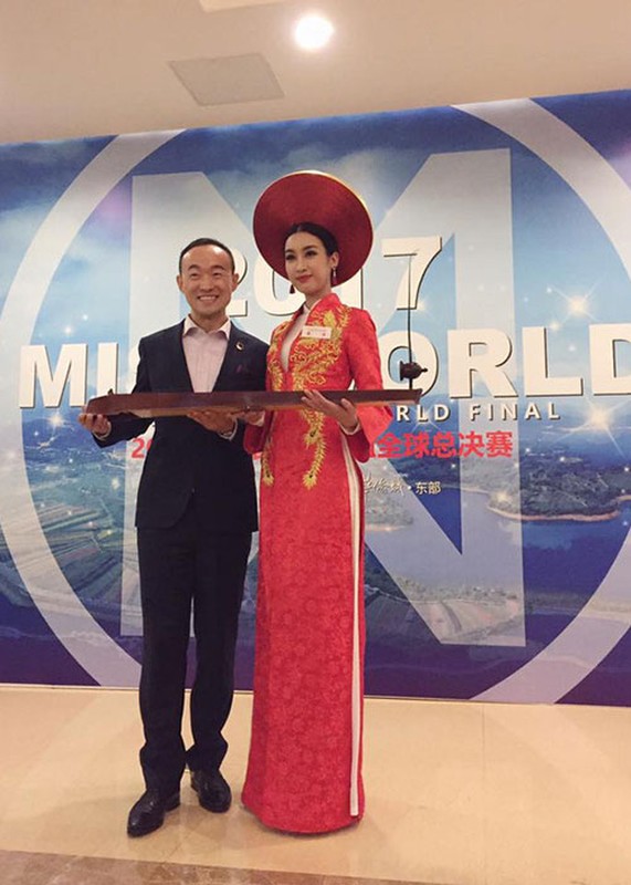 Do My Linh trang tay khi thi tai nang Miss World 2017