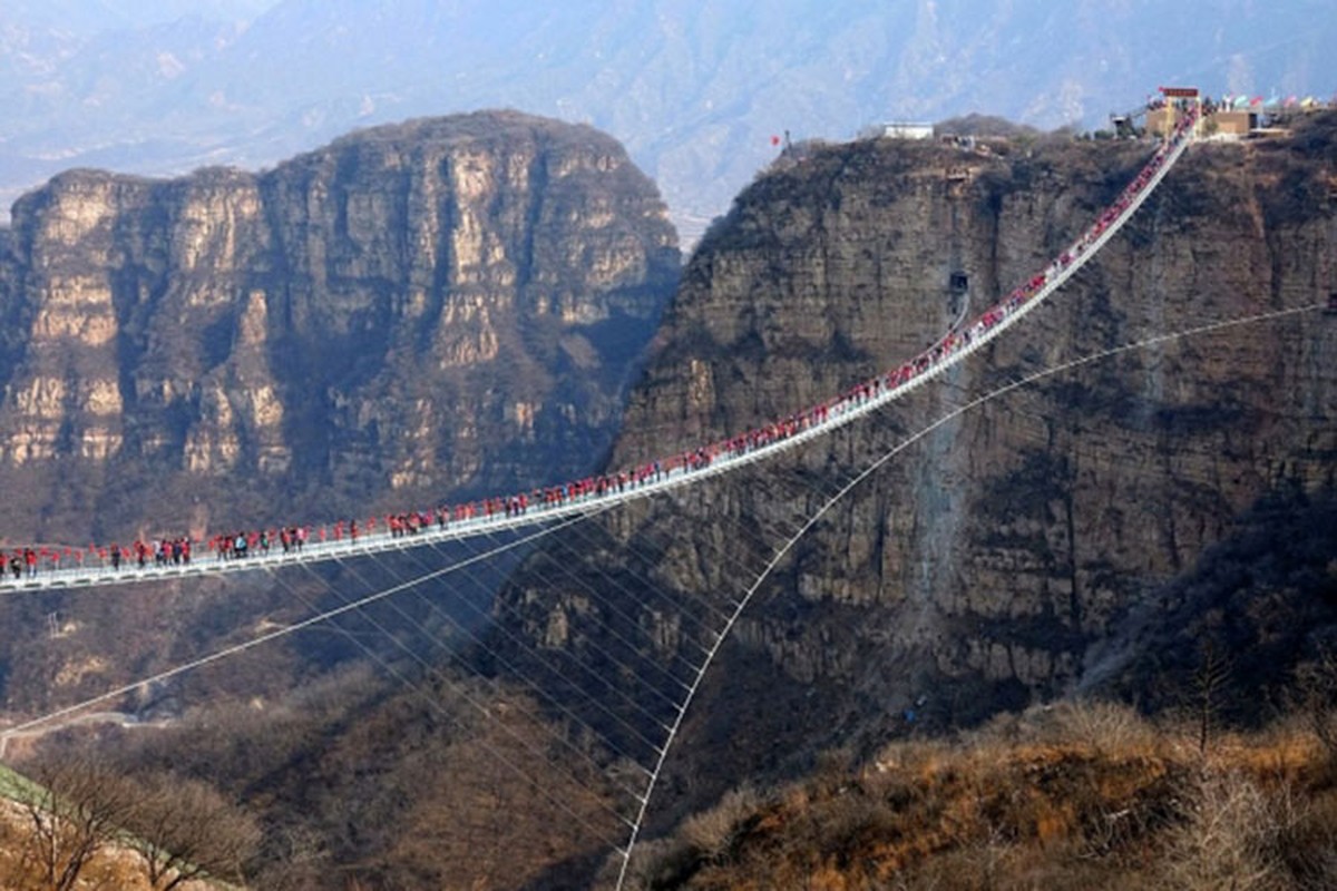 Hang tram nguoi chen chuc tren cau treo day kinh dai nhat the gioi-Hinh-6