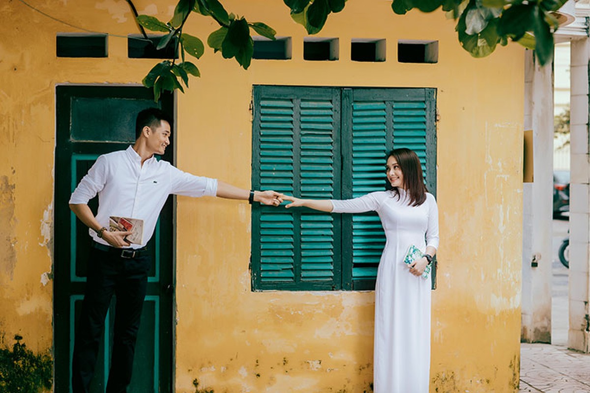 Bao Thanh dien ao dai trang, tinh tu ben ong xa mua khai truong-Hinh-3