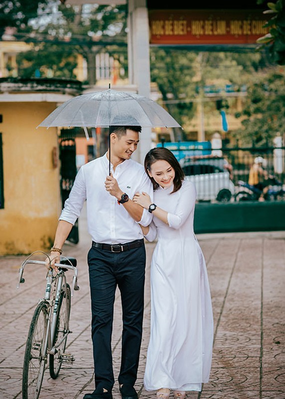 Bao Thanh dien ao dai trang, tinh tu ben ong xa mua khai truong