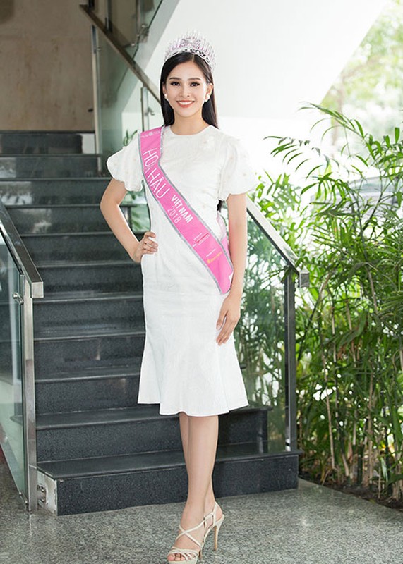 Tran Tieu Vy, Phuong Nga thay 5 bo trang phuc, xinh dep di giao luu-Hinh-2